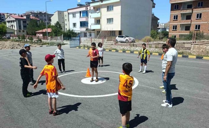 Bayburt’ta öğrenciler robotik ve futbol kurslarıyla hem eğleniyor hem öğreniyor