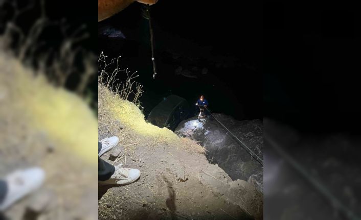 Baykan’da hafif ticari araç dereye uçtu: 1 yaralı