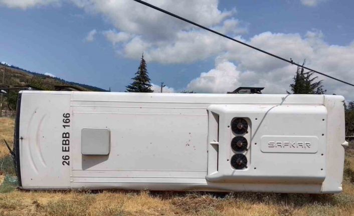 Belediye otobüsü devrildi: 3 yaralı