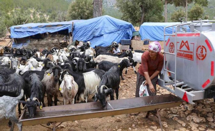 Belediyenin sulama tankeri desteği Mersin’deki Yörüklerin yüzünü güldürdü