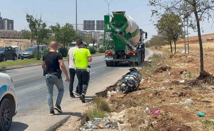 Beton mikserinin altında kalan motosikletteki kadın öldü, oğlu yaralandı