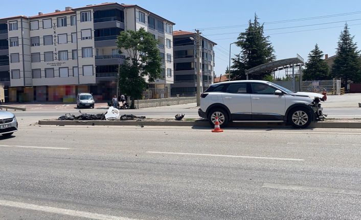 Beton mikseriyle temas eden araç refüje savruldu