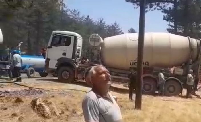 Beton pompası ile yangın söndürmeye katıldı