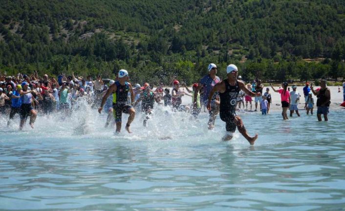Beyaz kumları ve mavi sularıyla Salda Lake Triatlon nefes kesti