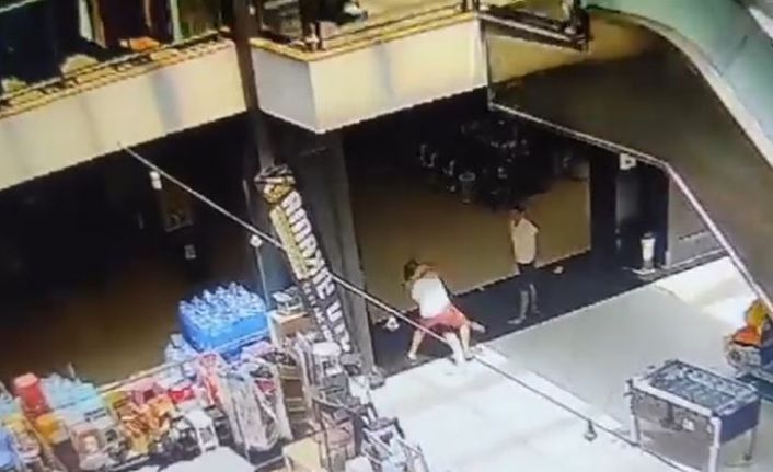 Beylikdüzü’nde bir AVM’de iki esnaf arasında çıkan kavga güvenlik kamerasında