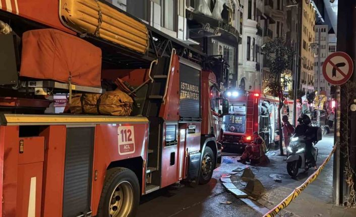 Beyoğlu’nda eğlence mekanı çatısında korkutan yangın