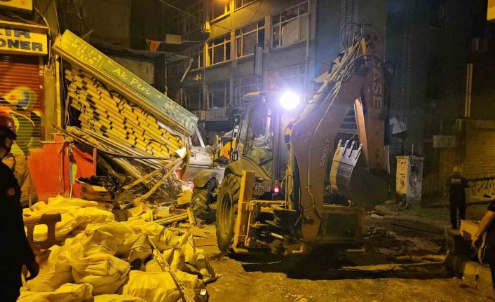 Beyoğlu’nda patlama sonucu yıkılan binanın enkaz kaldırma çalışmaları devam ediyor