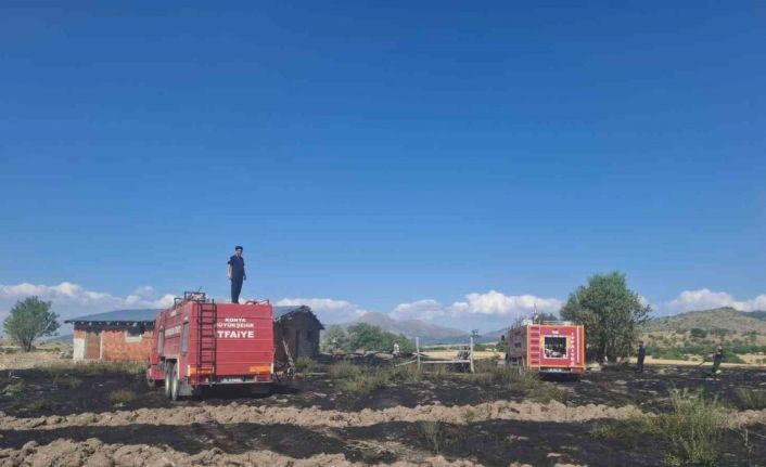 Beyşehir’de arazi ve ahır yangını korkuttu