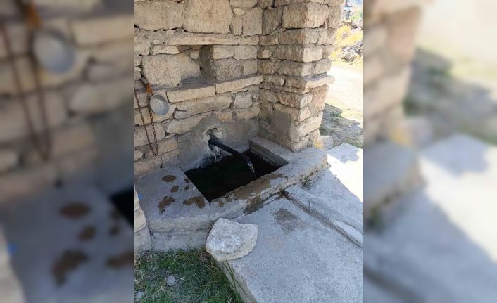 Beyşehir’de yeniden akmaya başlayan çeşme mahalle sakinlerinin yüzünü güldürdü