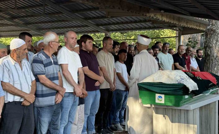 Bıçaklanarak öldürülen 21 yaşındaki genç memleketi Sakarya’da defnedildi