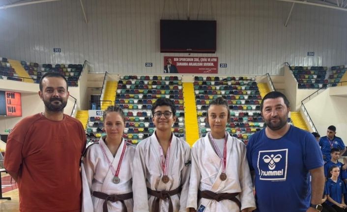 Bilecikli judocular Balıkesir’de madalyaları topladı