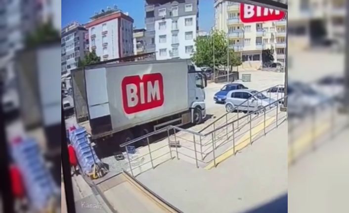 BİM’de feci kaza: Market personeli taşıdığı yükle kamyon arasında sıkıştı