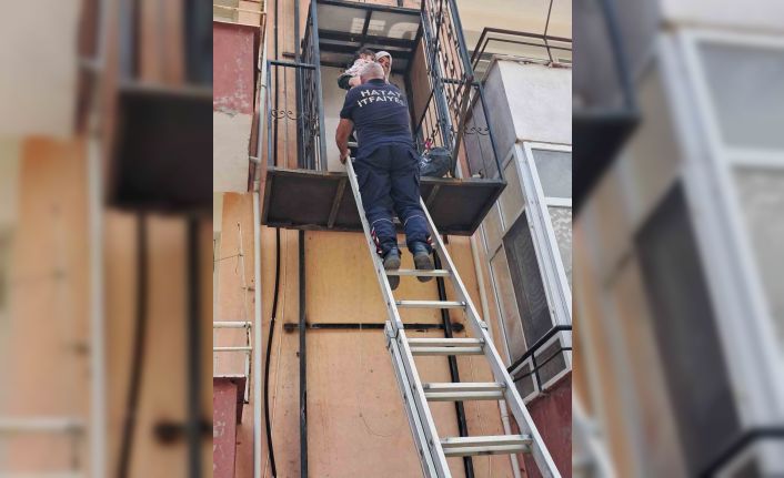 Binanın dışındaki asansörde mahsur kalan anne ve çocuğu itfaiye kurtardı