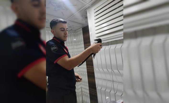 Binanın havalandırma boşluğunda mahsur kalan karga kurtarıldı