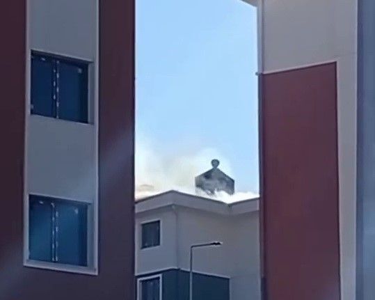 Binanın tepesinde korkutan yangın