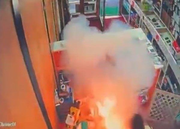 Bingöl’de cep telefonu bataryası bir anda patladı: O anlar güvenlik kamerasında