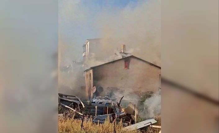 Bingöl’de korkutan çatı yangını