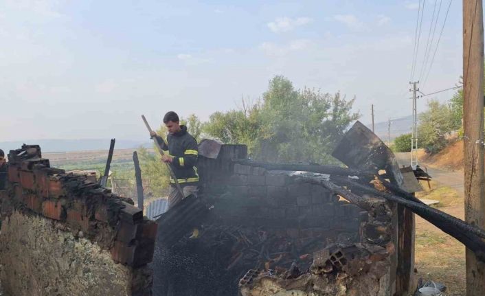 Bingöl’de odunluk yangını, eve sıçramadan söndürüldü