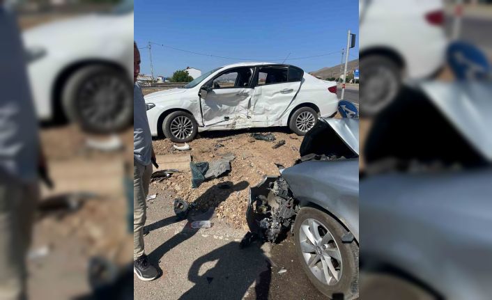 Bingöl’de otomobiller çarpıştı: 2 yaralı