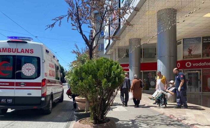 Bir anda yere yığılan vatandaş hastaneye kaldırıldı