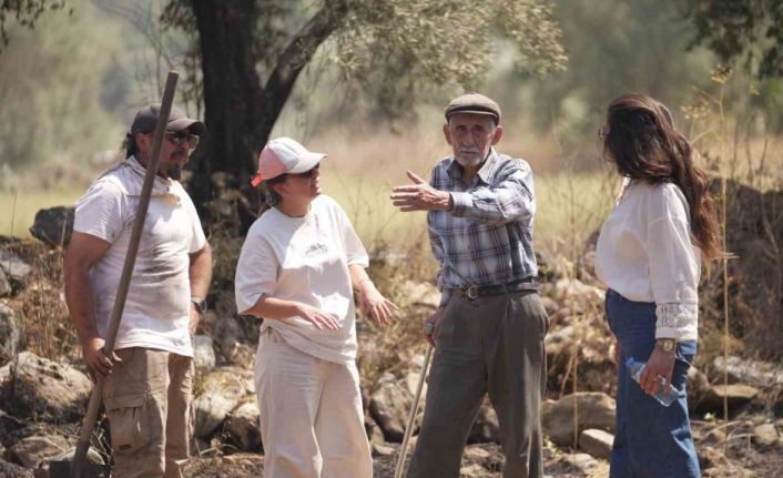 Bir asırdır antik kentte yaşayan Durmuş dedeyi zar zor ikna ettiler