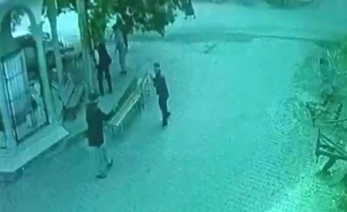 Bir elinde baston diğer elinde silahla köylülere kabusu yaşattı