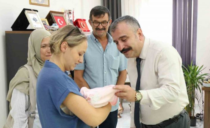 Bir haftalık bebek kurumlara girmeden koruyucu ailesiyle buluştu