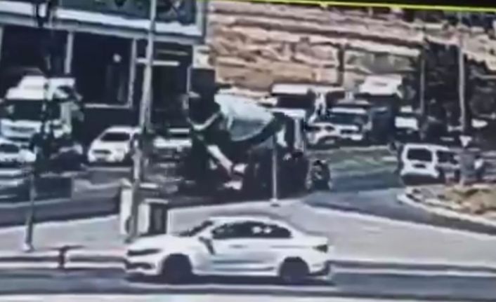 Bir kişinin öldüğü beton mikseri-motosiklet kazası güvenlik kamerasında