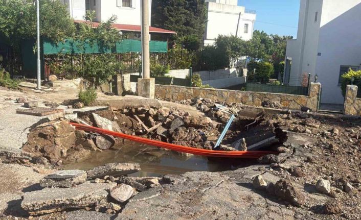 Bodrum’da ana su isale hattı patladı, yol çöktü