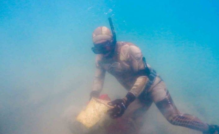 Bodrum’un engin maviliğinde temizlik devam ediyor