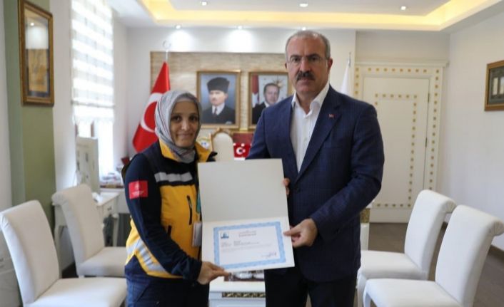 Boğazına mama kaçarak nefessiz kalan bebeğe telefonla müdahale