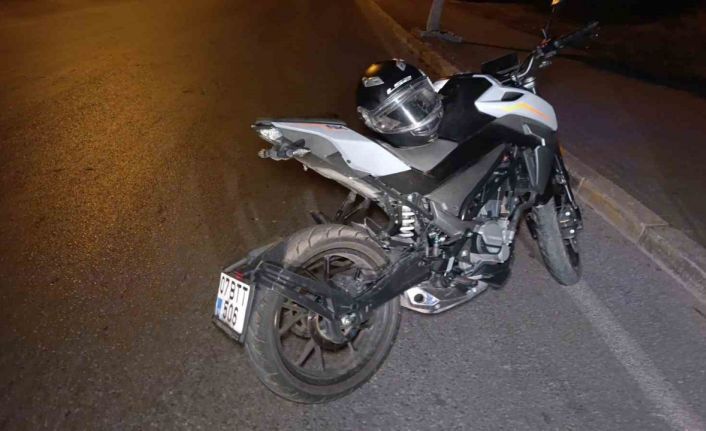 Bordür taşına çarpan motosikletin sürücüsü yaralandı