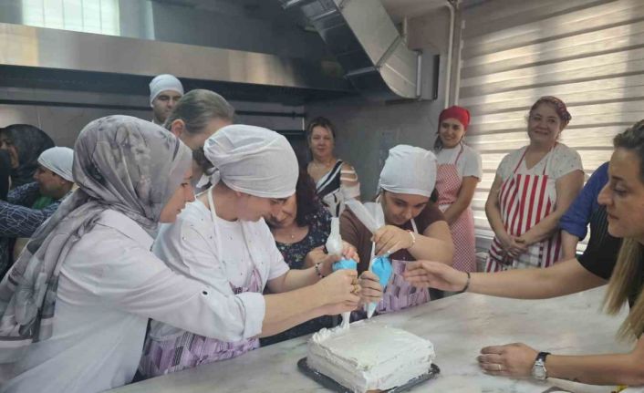 Bornova Halk Eğitim Merkezi’nde pasta atölyesi buluşması