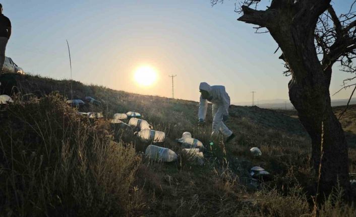Boş arazideki siyah sıvı dolu bidonlar ekipleri harekete geçirdi