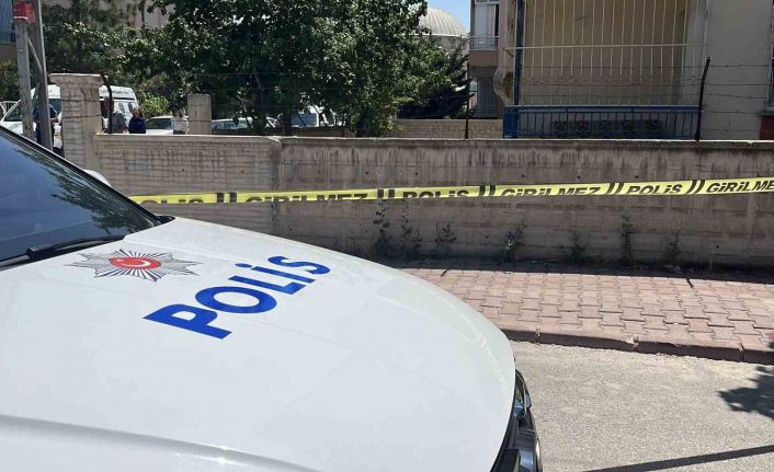 Boşanma aşamasındaki eşini bıçakladı