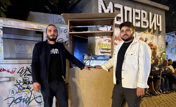 Bu gençler ekmeklerini gardıroptan kazanıyor