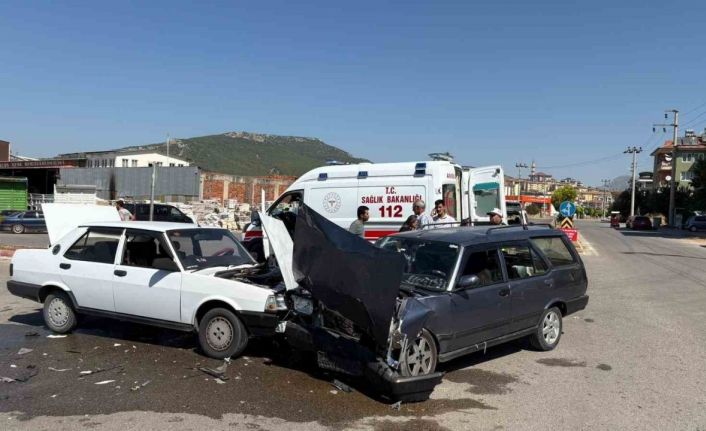 Bucak’ta Tofaş otomobiller çarpıştı: 5 yaralı