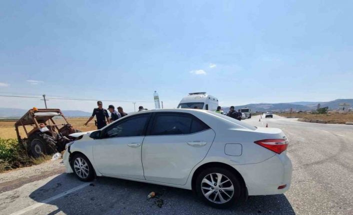 Burdur-Fethiye kara yolunda traktör ile otomobil çarpıştı: 5 yaralı