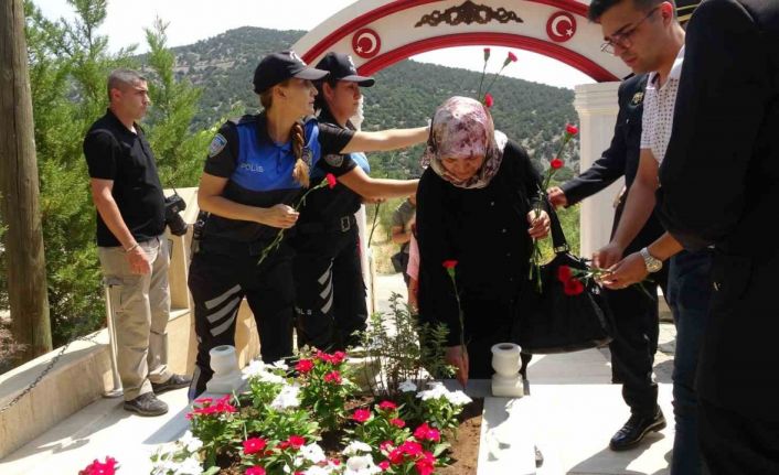 Burdur’da 15 Temmuz şehidi ve terörle mücadele şehidi mezarı başında anıldı