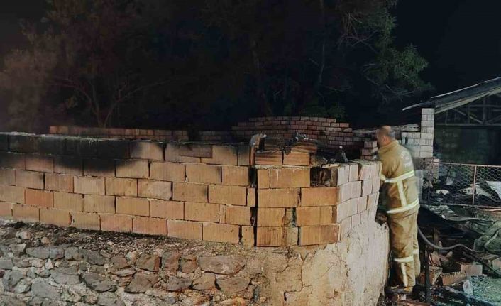 Burdur’da ağılda çıkan yangında 10 küçükbaş hayvan telef oldu