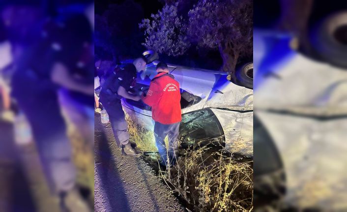 Burhaniye’de otomobil tek taraflı kazaya karıştı: 3 kişi yaralandı