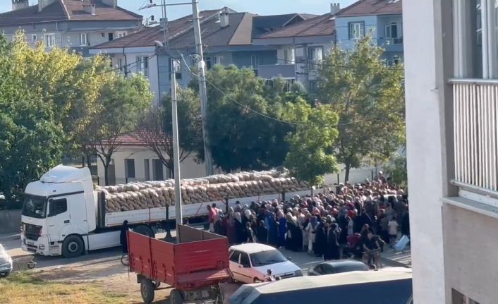 Bursa’da bir hayırsever 30 ton patatesi ücretsiz dağıttı