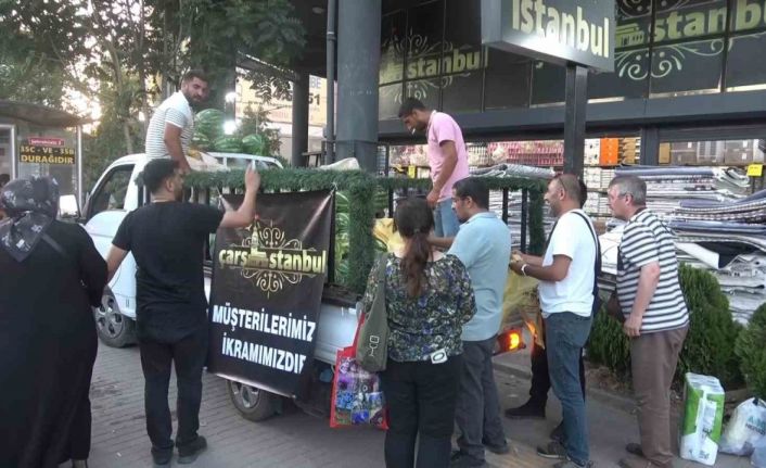 Bursa’da bir mağaza 4 kamyon karpuz dağıttı