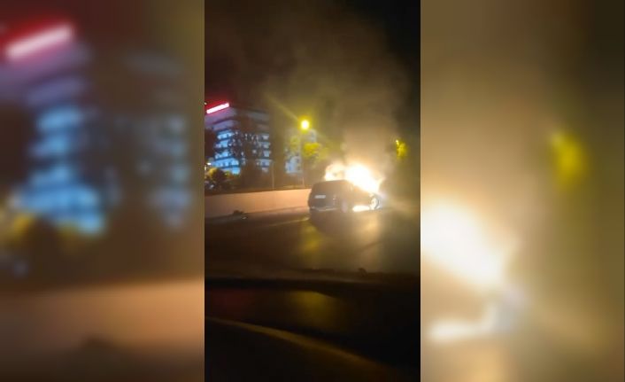 Bursa’da bir otomobil alev alev yandı