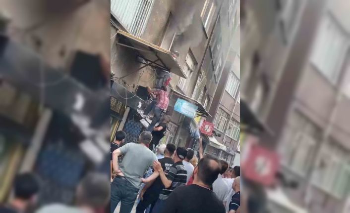 Bursa’da evde çıkan yangında alevlerin arasında kalan kadını mahalleli kurtardı