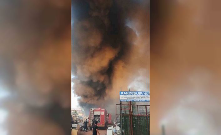 Bursa’da geri dönüşüm tesisinde yangın: Gökyüzünü siyah dumanlar kapladı