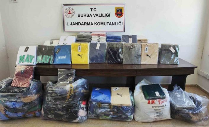 Bursa’da kaçak kıyafet taşıyan sürücü yakalandı