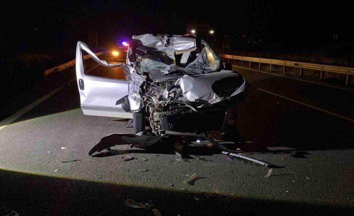 Bursa’da kontrolden çıkan araç tıra çarptı: 1 ağır yaralı