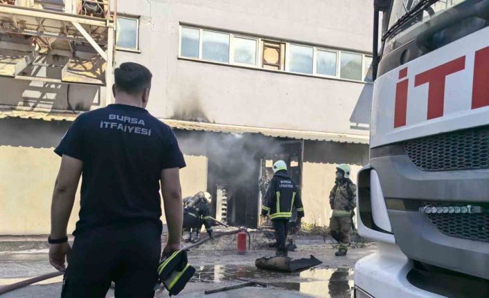 Bursa’da mobilya fabrikası alev alev yandı