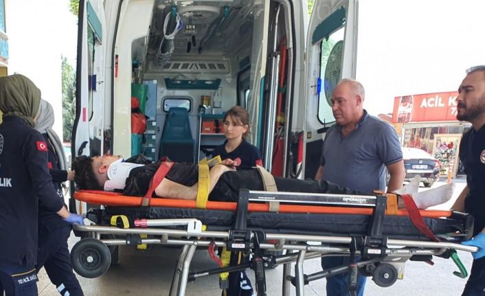 Bursa’da motosiklet dolmuş durağına daldı